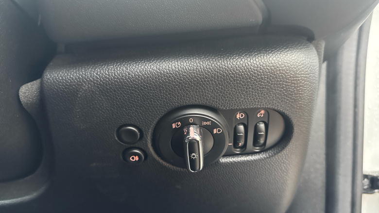 MINI Hatchback 1.5 Cooper Classic 3dr Auto Petrol Hatchback